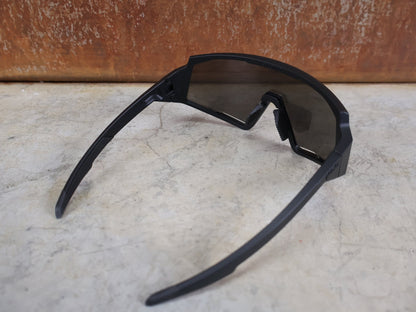 Brillen von Koo, KOO RED BULL - BORA HANSGROHE SPECTRO SONNENBRILLE / SCHWARZ MATT vor USEDBIKES - OB.DE Hintergrund