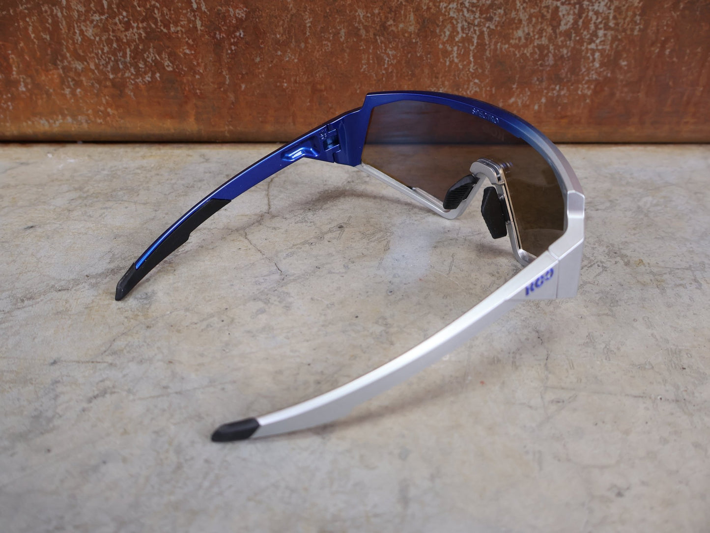 Brillen von Koo, KOO RED BULL - BORA HANSGROHE SPECTRO SONNENBRILLE / TURQUOISE MIRROR vor USEDBIKES - OB.DE Hintergrund