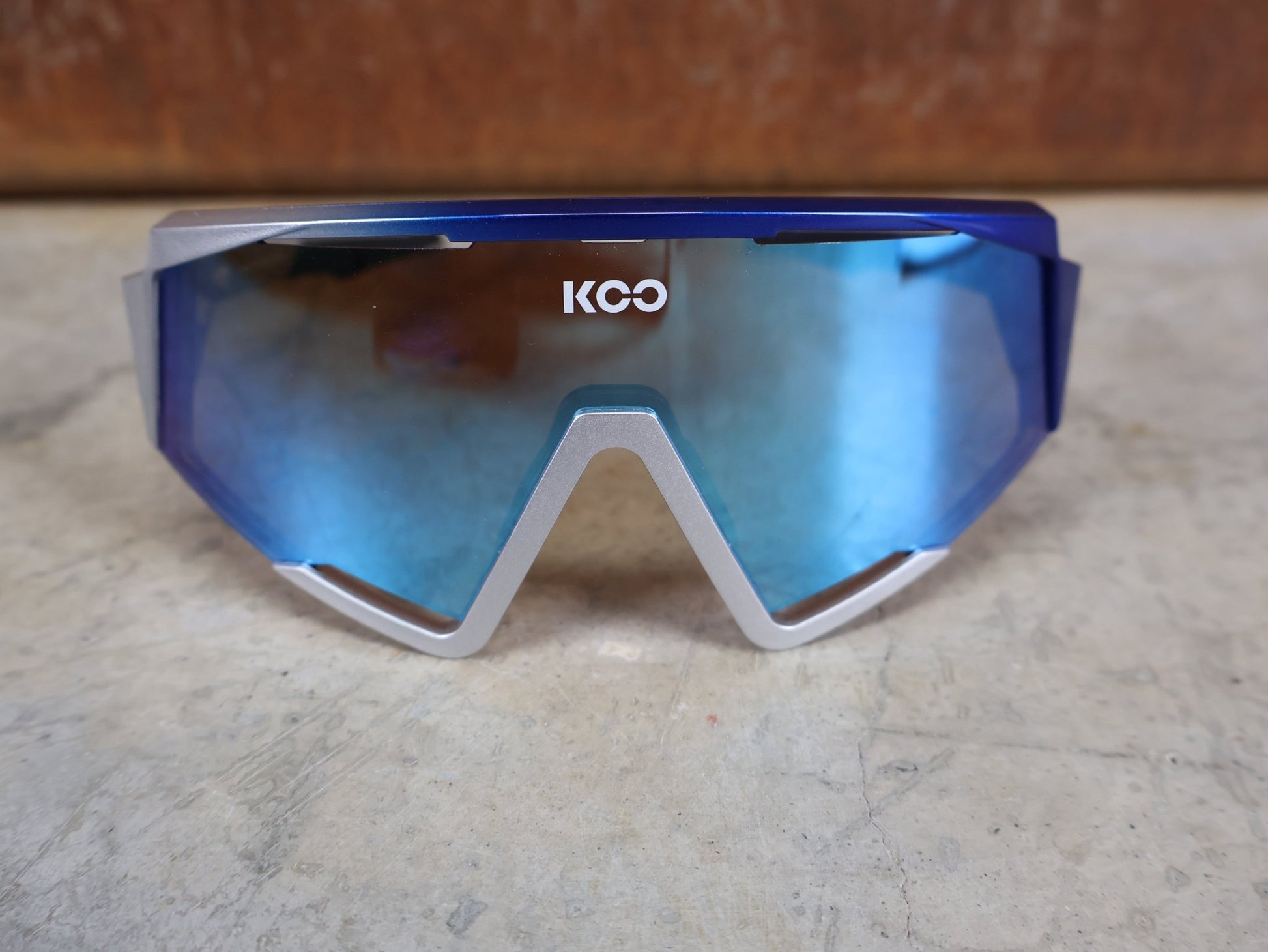 Brillen von Koo, KOO RED BULL - BORA HANSGROHE SPECTRO SONNENBRILLE / TURQUOISE MIRROR vor USEDBIKES - OB.DE Hintergrund