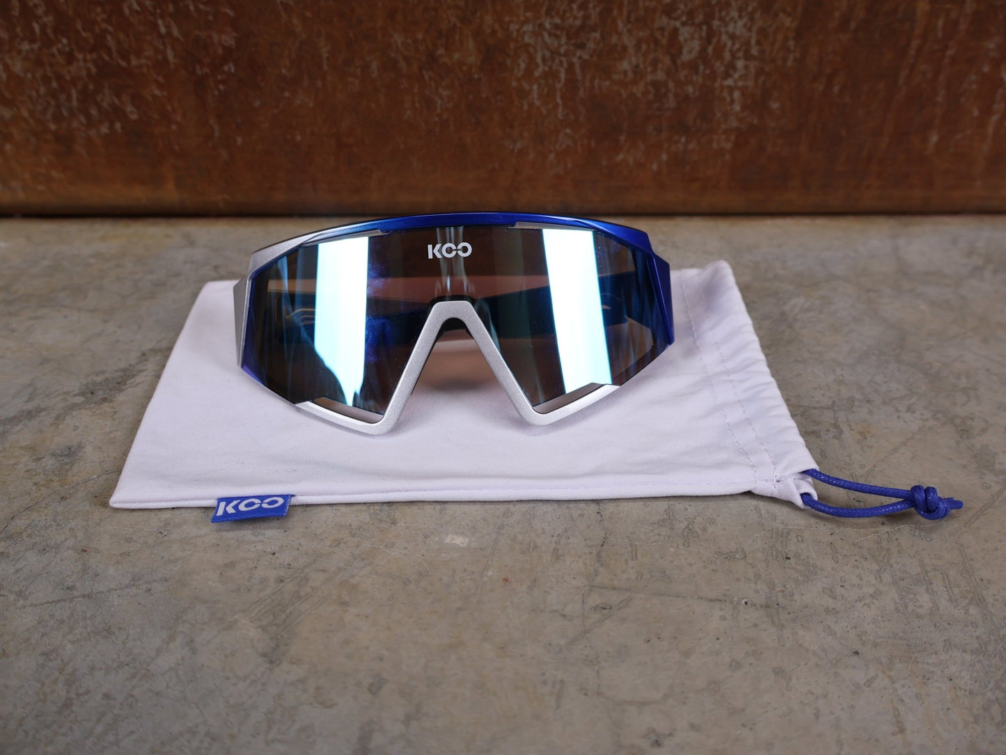 Brillen von Koo, KOO RED BULL - BORA HANSGROHE SPECTRO SONNENBRILLE / TURQUOISE MIRROR vor USEDBIKES - OB.DE Hintergrund