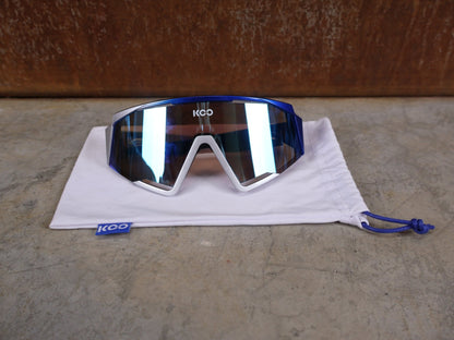 Brillen von Koo, KOO RED BULL - BORA HANSGROHE SPECTRO SONNENBRILLE / TURQUOISE MIRROR vor USEDBIKES - OB.DE Hintergrund