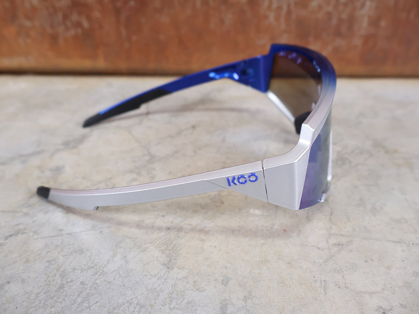 Brillen von Koo, KOO RED BULL - BORA HANSGROHE SPECTRO SONNENBRILLE / TURQUOISE MIRROR vor USEDBIKES - OB.DE Hintergrund