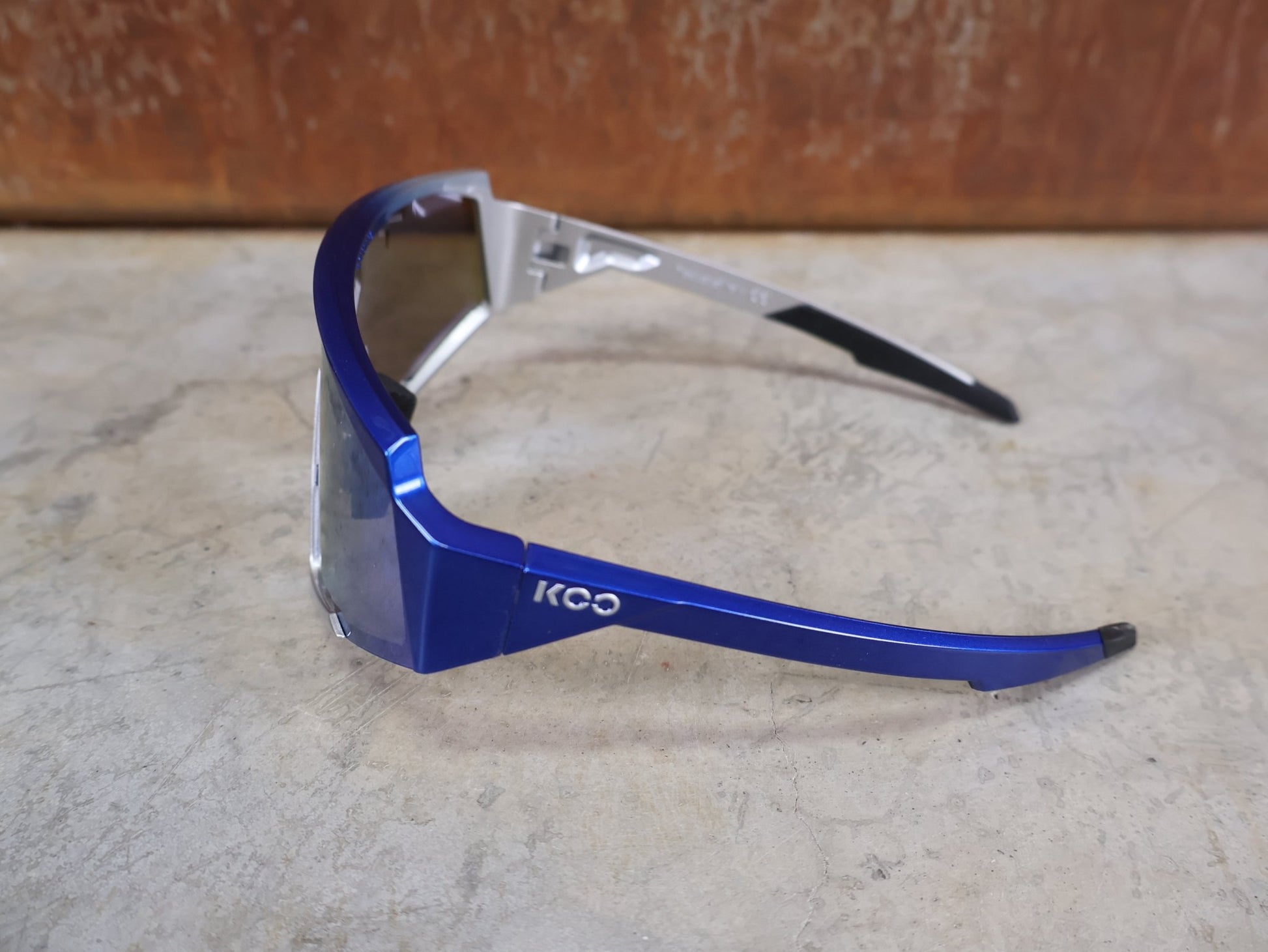 Brillen von Koo, KOO RED BULL - BORA HANSGROHE SPECTRO SONNENBRILLE / TURQUOISE MIRROR vor USEDBIKES - OB.DE Hintergrund