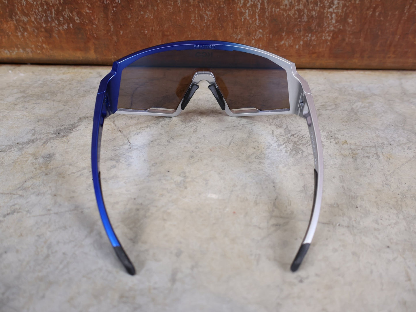 Brillen von Koo, KOO RED BULL - BORA HANSGROHE SPECTRO SONNENBRILLE / TURQUOISE MIRROR vor USEDBIKES - OB.DE Hintergrund