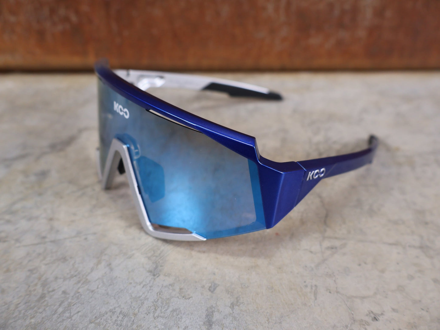 Brillen von Koo, KOO RED BULL - BORA HANSGROHE SPECTRO SONNENBRILLE / TURQUOISE MIRROR vor USEDBIKES - OB.DE Hintergrund