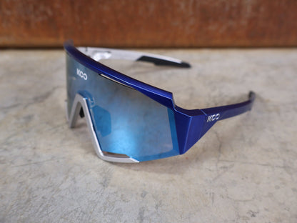 Brillen von Koo, KOO RED BULL - BORA HANSGROHE SPECTRO SONNENBRILLE / TURQUOISE MIRROR vor USEDBIKES - OB.DE Hintergrund