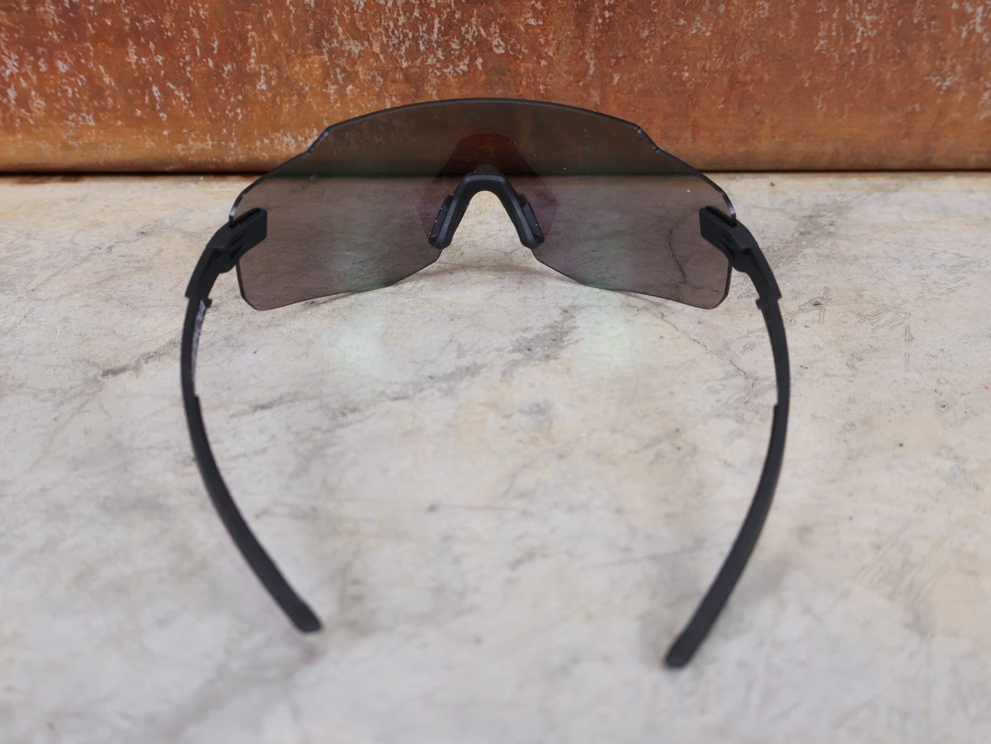 Brillen von Koo, KOO SUPERNOVA SONNENBRILLE / BLACK MATT GREEN MIRROR vor USEDBIKES - OB.DE Hintergrund