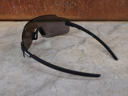 Brillen von Koo, KOO SUPERNOVA SONNENBRILLE / BLACK MATT GREEN MIRROR vor USEDBIKES - OB.DE Hintergrund