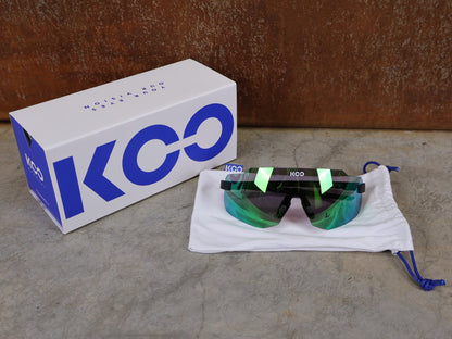Brillen von Koo, KOO SUPERNOVA SONNENBRILLE / BLACK MATT GREEN MIRROR vor USEDBIKES - OB.DE Hintergrund
