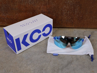 Brillen von Koo, KOO SUPERNOVA SONNENBRILLE / BLUE MATT TURQUOISE MIRROR vor USEDBIKES - OB.DE Hintergrund
