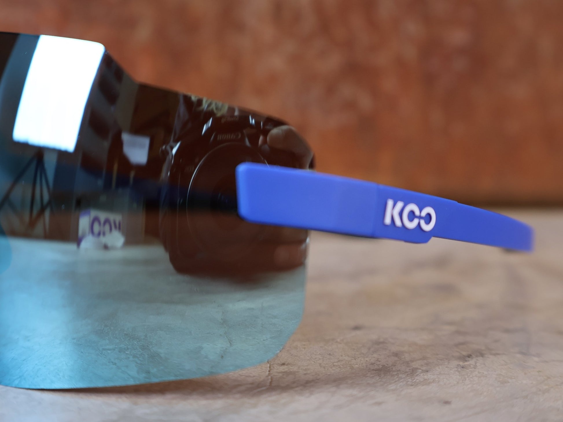 Brillen von Koo, KOO SUPERNOVA SONNENBRILLE / BLUE MATT TURQUOISE MIRROR vor USEDBIKES - OB.DE Hintergrund