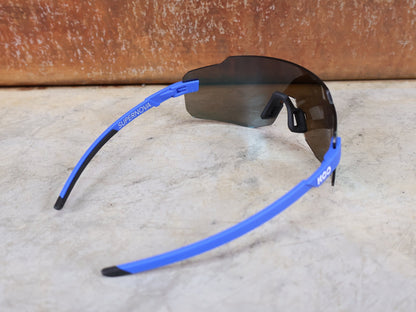 Brillen von Koo, KOO SUPERNOVA SONNENBRILLE / BLUE MATT TURQUOISE MIRROR vor USEDBIKES - OB.DE Hintergrund