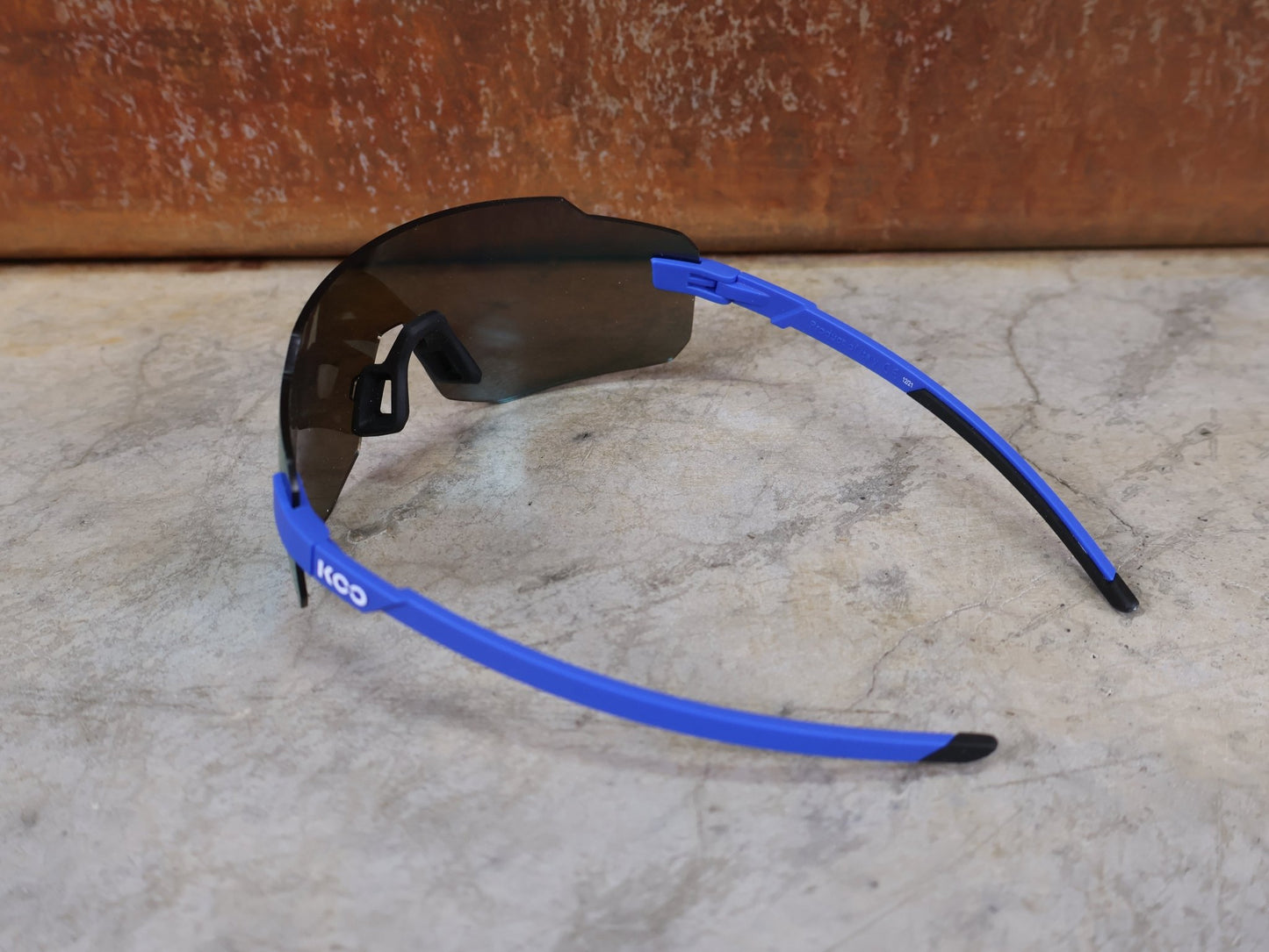 Brillen von Koo, KOO SUPERNOVA SONNENBRILLE / BLUE MATT TURQUOISE MIRROR vor USEDBIKES - OB.DE Hintergrund