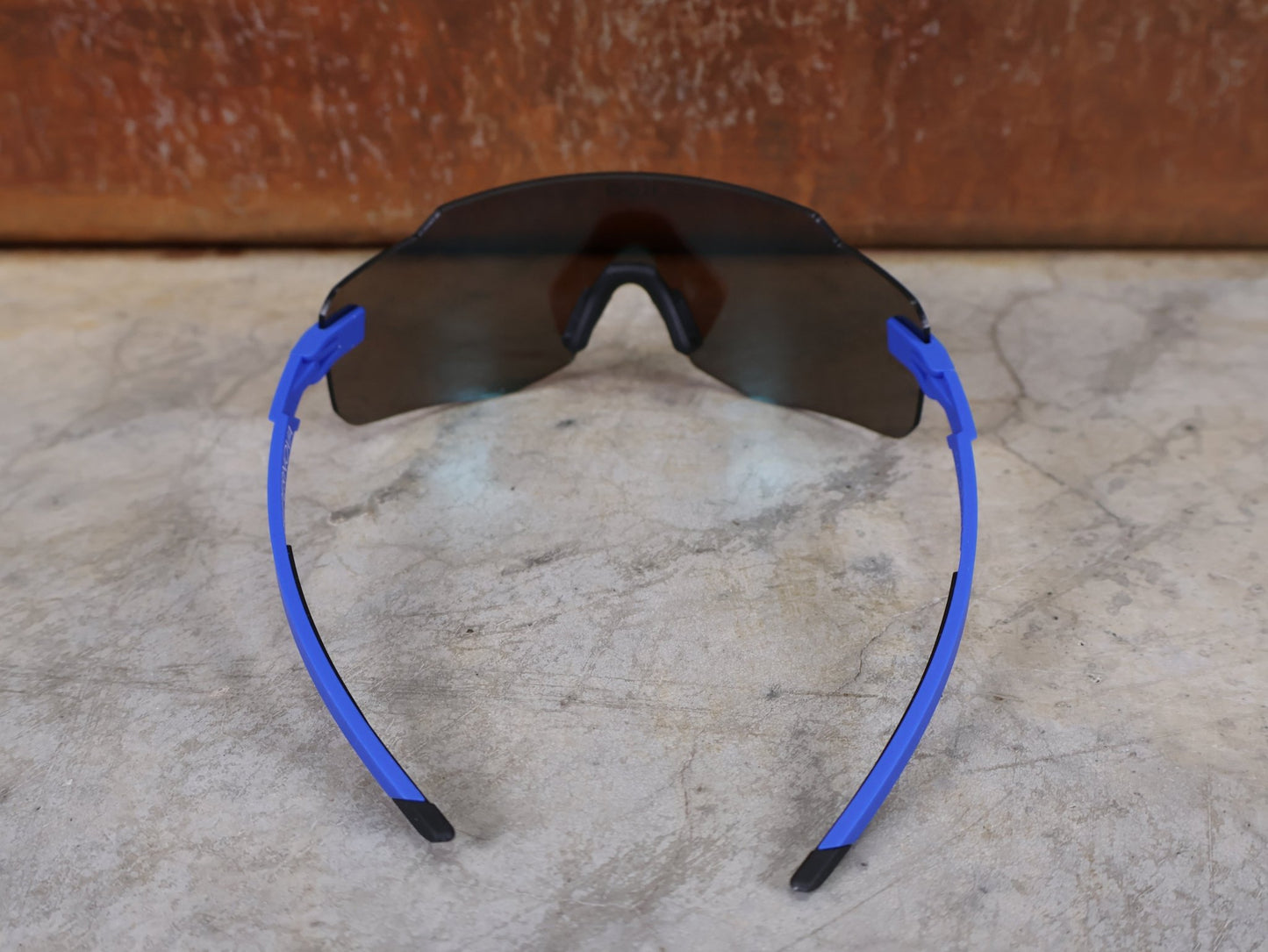 Brillen von Koo, KOO SUPERNOVA SONNENBRILLE / BLUE MATT TURQUOISE MIRROR vor USEDBIKES - OB.DE Hintergrund