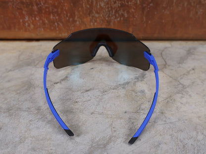 Brillen von Koo, KOO SUPERNOVA SONNENBRILLE / BLUE MATT TURQUOISE MIRROR vor USEDBIKES - OB.DE Hintergrund