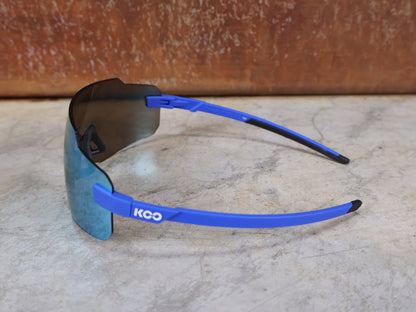 Brillen von Koo, KOO SUPERNOVA SONNENBRILLE / BLUE MATT TURQUOISE MIRROR vor USEDBIKES - OB.DE Hintergrund