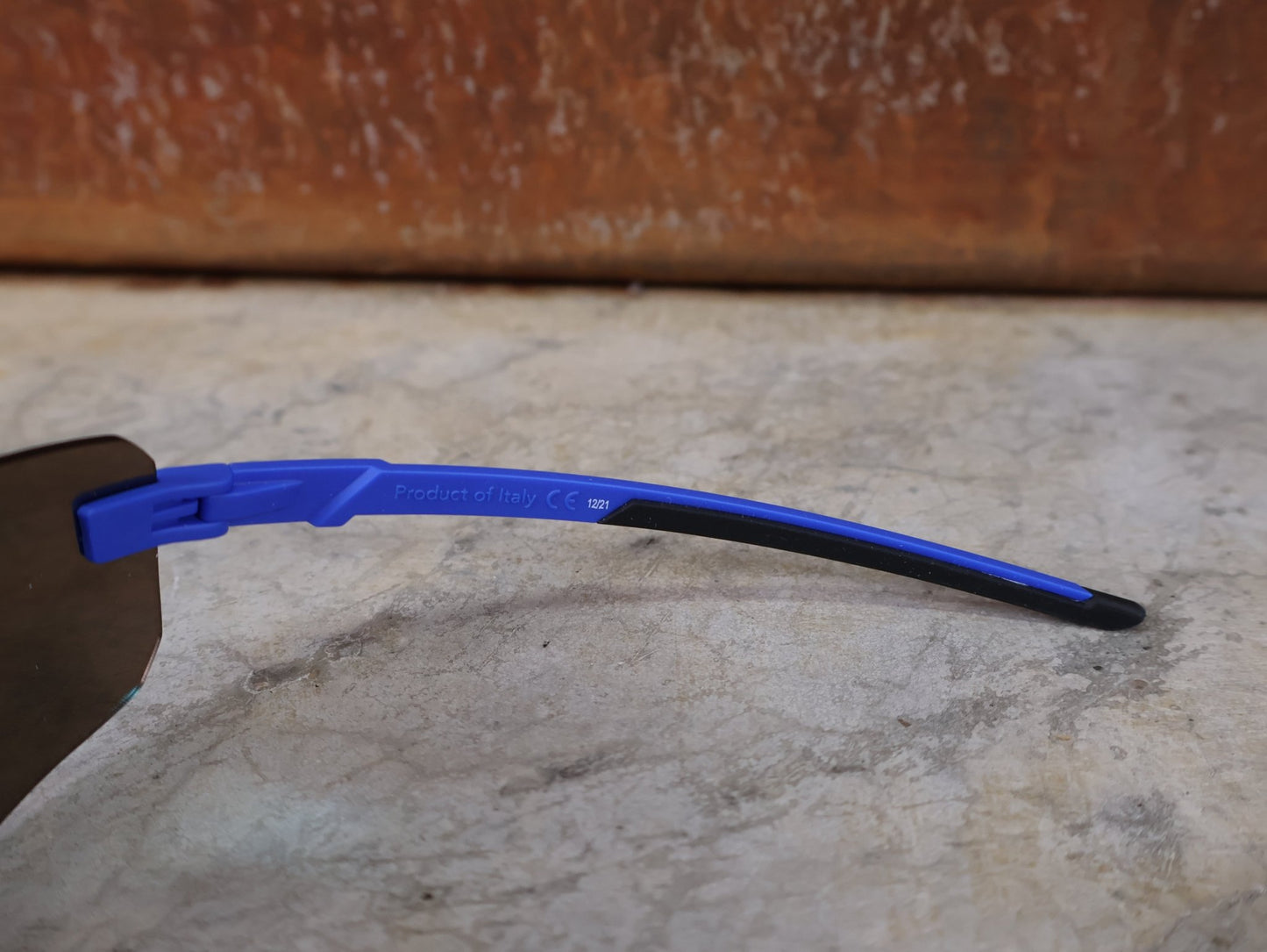 Brillen von Koo, KOO SUPERNOVA SONNENBRILLE / BLUE MATT TURQUOISE MIRROR vor USEDBIKES - OB.DE Hintergrund