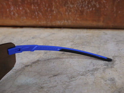 Brillen von Koo, KOO SUPERNOVA SONNENBRILLE / BLUE MATT TURQUOISE MIRROR vor USEDBIKES - OB.DE Hintergrund