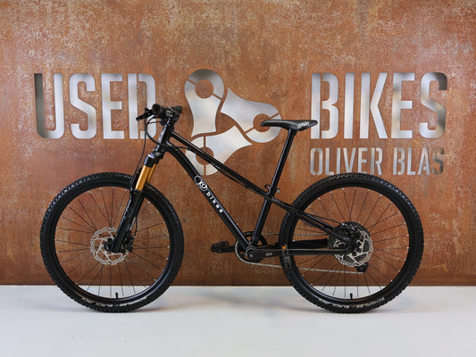 Kinderrad von Ku Bike, KUBIKES 24S TRAIL / 24 ZOLL KINDER MTB / SHIMANO XT / FEDERGABEL vor USEDBIKES-OB.DE Hintergrund