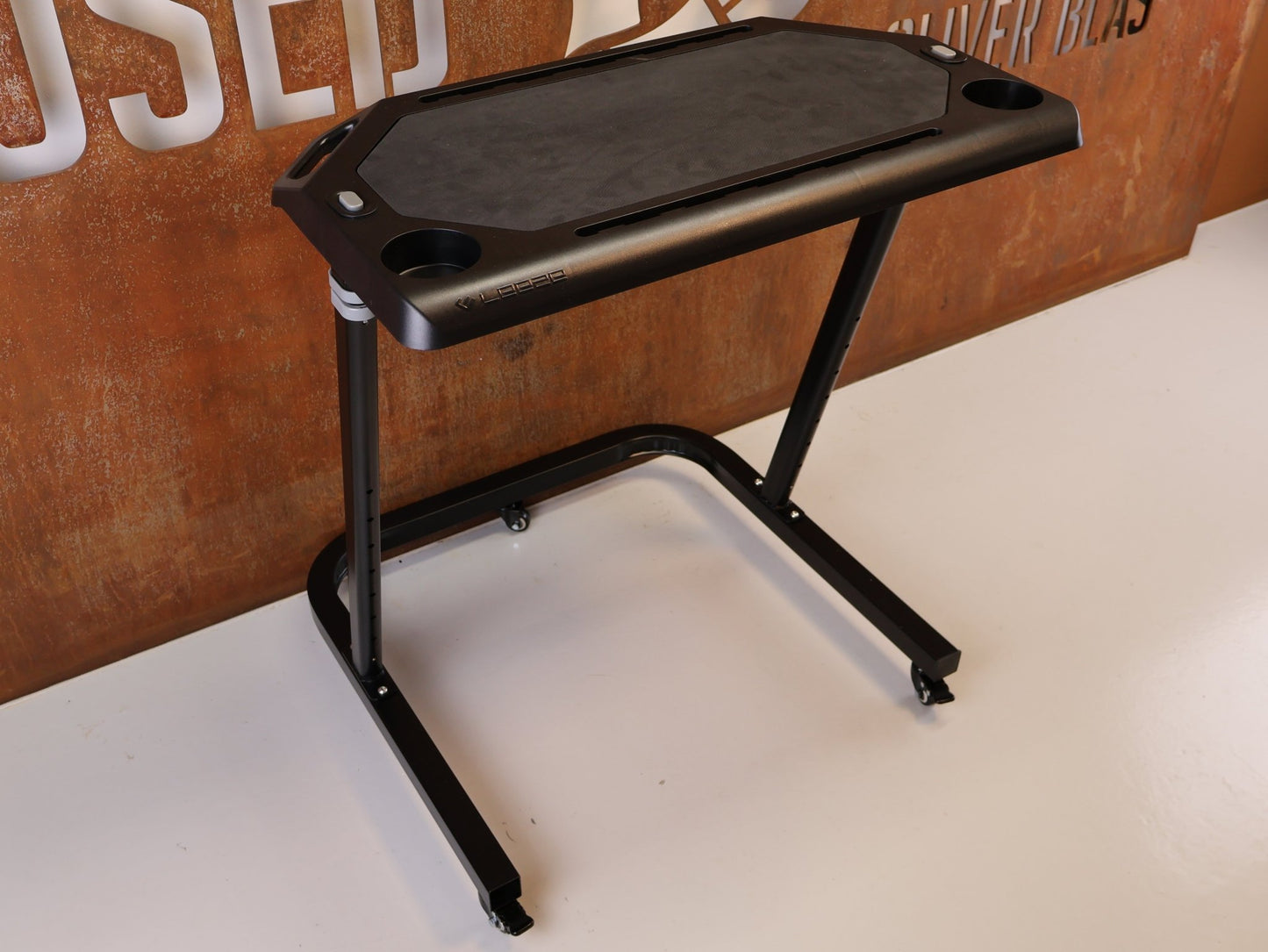 Rollentrainer von Leeze, LEEZE BOOM DESK INDOOR CYCLING TISCH HÖHENVERSTELLBAR vor USEDBIKES-OB.DE Hintergrund