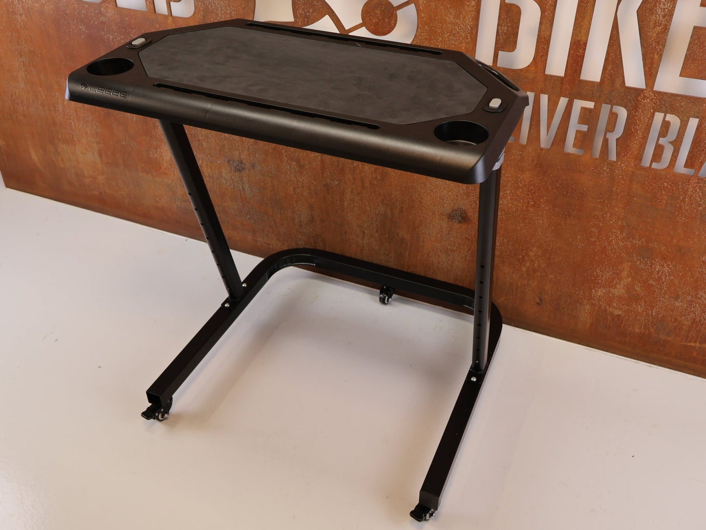 Rollentrainer von Leeze, LEEZE BOOM DESK INDOOR CYCLING TISCH HÖHENVERSTELLBAR vor USEDBIKES-OB.DE Hintergrund