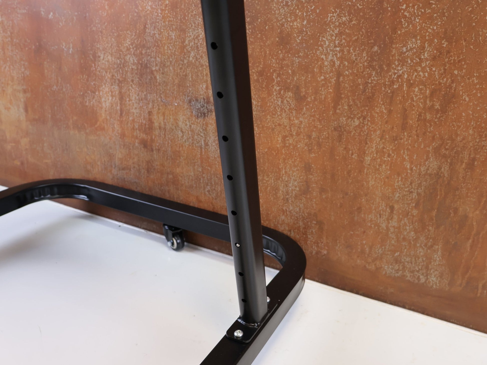 Rollentrainer von Leeze, LEEZE BOOM DESK INDOOR CYCLING TISCH HÖHENVERSTELLBAR vor USEDBIKES-OB.DE Hintergrund
