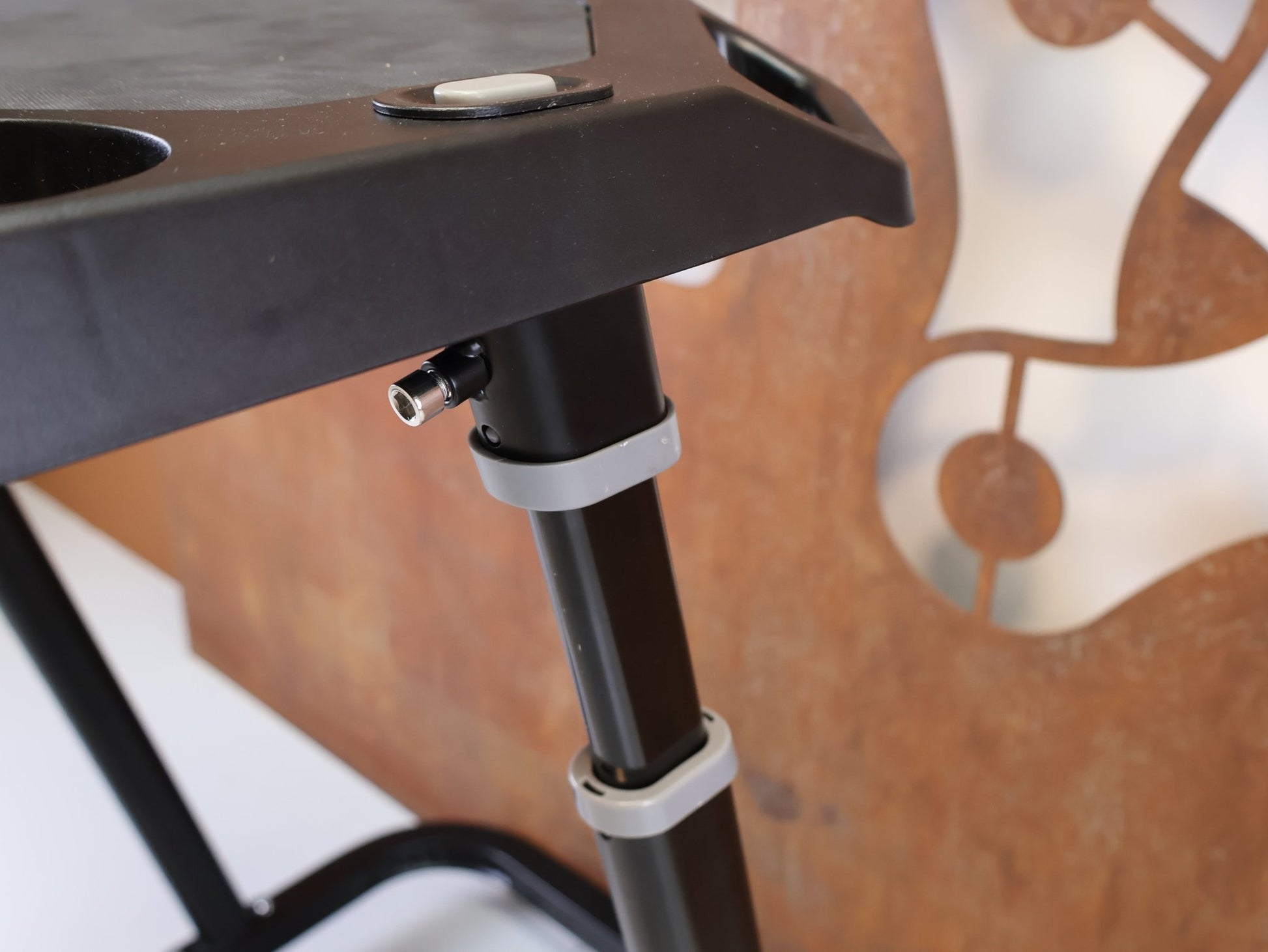 Rollentrainer von Leeze, LEEZE BOOM DESK INDOOR CYCLING TISCH HÖHENVERSTELLBAR vor USEDBIKES-OB.DE Hintergrund