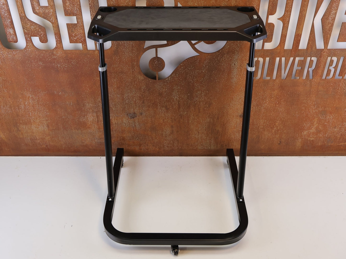 Rollentrainer von Leeze, LEEZE BOOM DESK INDOOR CYCLING TISCH HÖHENVERSTELLBAR vor USEDBIKES-OB.DE Hintergrund