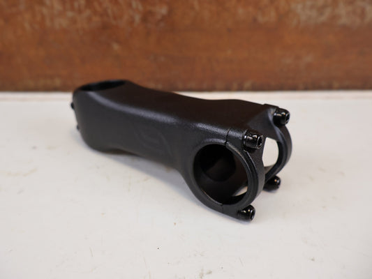Lenker von Levelnine, LEVELNINE AERO 31.8 VORBAU 100MM -7 GRAD BLACK STEAL B-WARE vor USEDBIKES-OB.DE Hintergrund