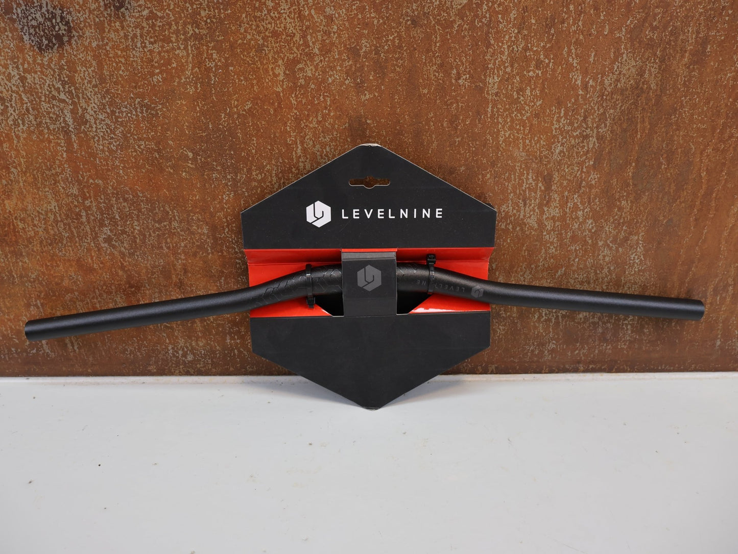 Lenker von Levelnine, LEVELNINE KIDS RISER - LENKER / 25.4 MM / 590 MM BREITE / 15 MM RISE / STEALTH vor USEDBIKES - OB.DE Hintergrund
