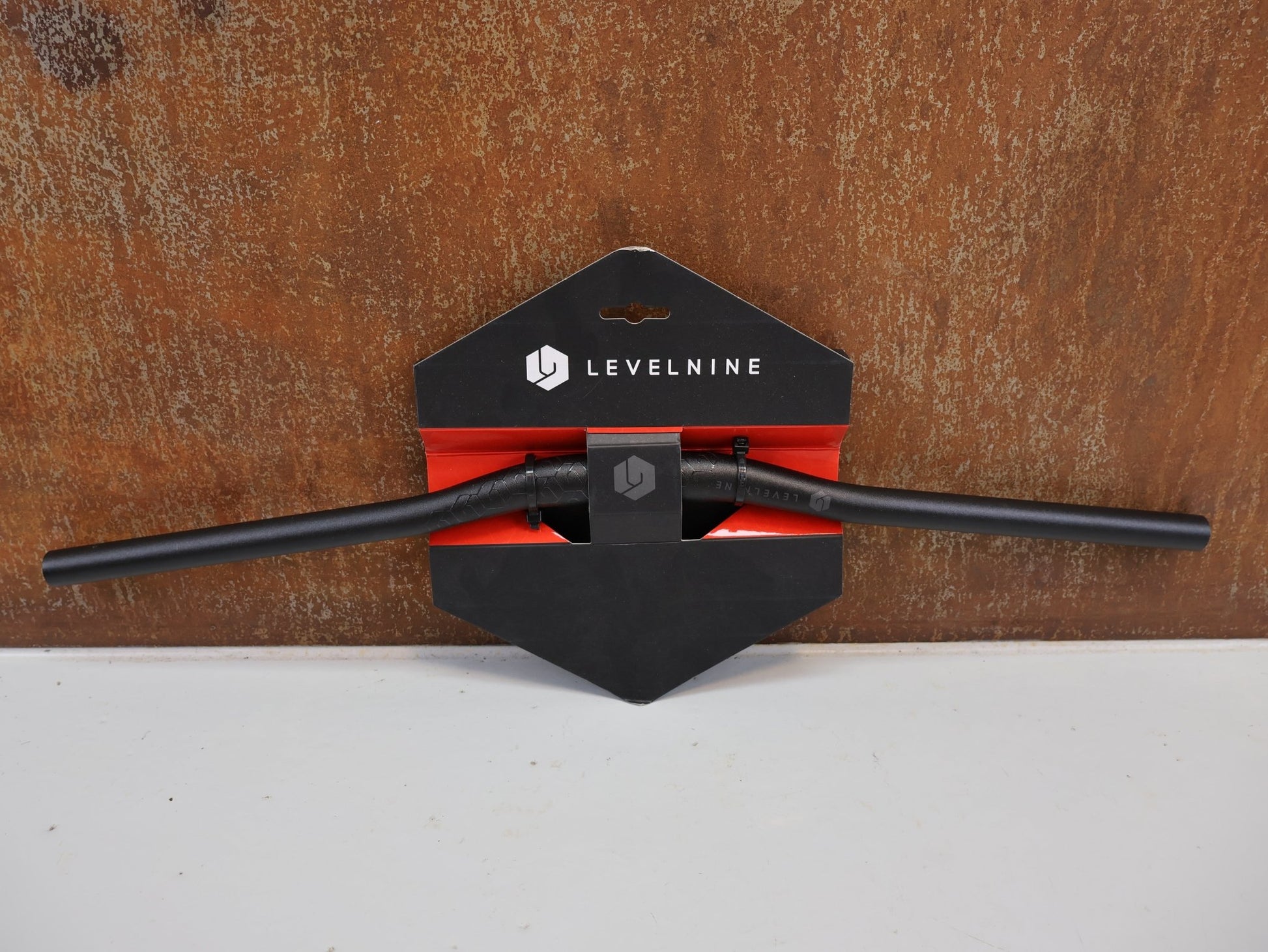 Lenker von Levelnine, LEVELNINE KIDS RISER - LENKER / 25.4 MM / 590 MM BREITE / 15 MM RISE / STEALTH vor USEDBIKES - OB.DE Hintergrund