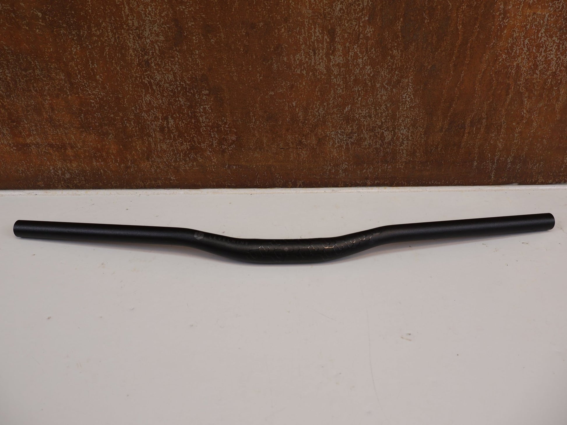 Lenker von Levelnine, LEVELNINE KIDS RISER - LENKER / 25.4 MM / 590 MM BREITE / 15 MM RISE / STEALTH vor USEDBIKES - OB.DE Hintergrund
