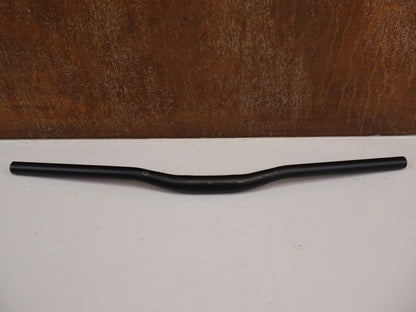 Lenker von Levelnine, LEVELNINE KIDS RISER - LENKER / 25.4 MM / 590 MM BREITE / 15 MM RISE / STEALTH vor USEDBIKES - OB.DE Hintergrund