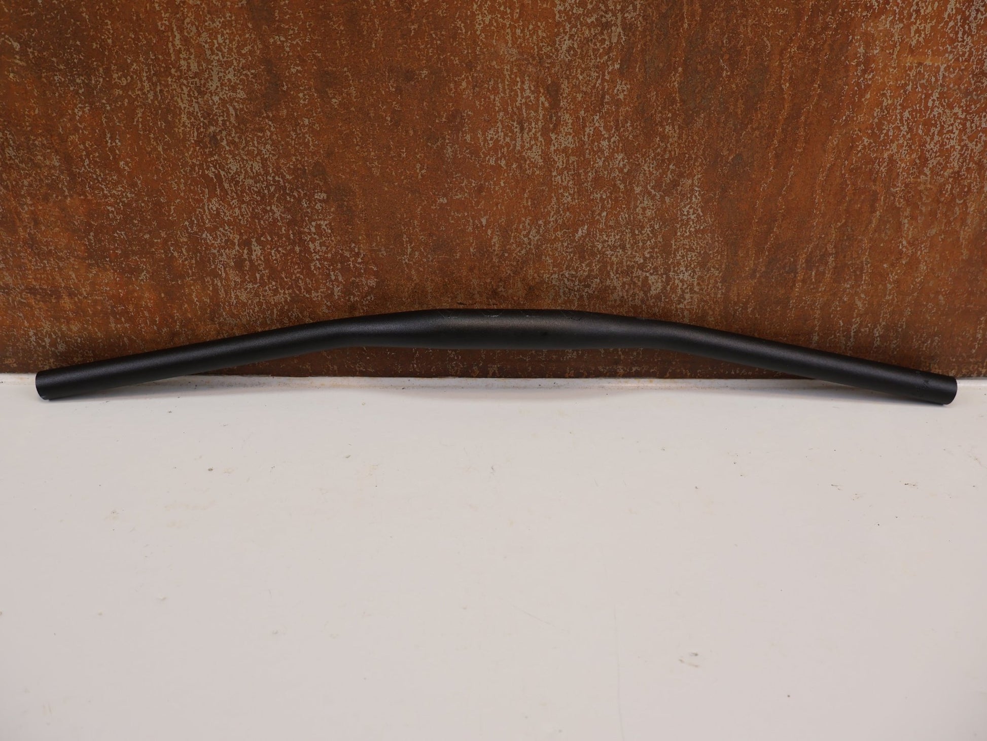 Lenker von Levelnine, LEVELNINE KIDS RISER - LENKER / 25.4 MM / 590 MM BREITE / 15 MM RISE / STEALTH vor USEDBIKES - OB.DE Hintergrund