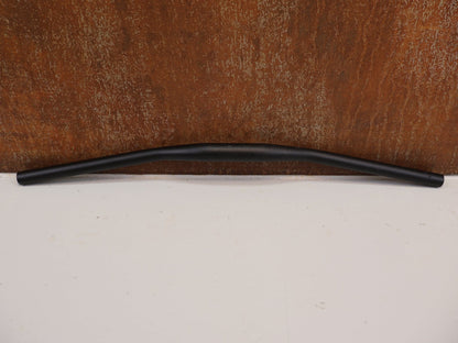 Lenker von Levelnine, LEVELNINE KIDS RISER - LENKER / 25.4 MM / 590 MM BREITE / 15 MM RISE / STEALTH vor USEDBIKES - OB.DE Hintergrund