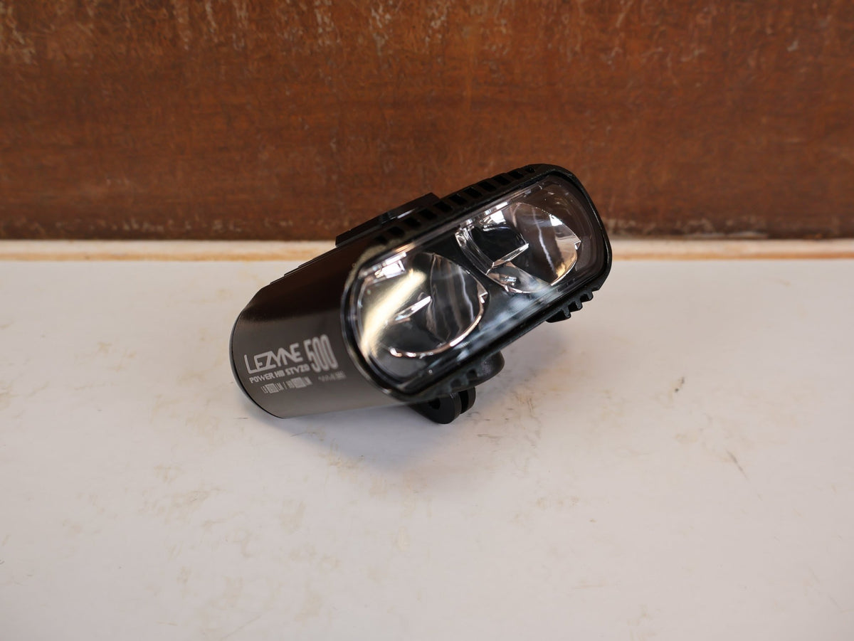 Sonstiges von Lezyne, LEZYNE POWER HIGH BEAM 500 STVZO AKKU FRONTLICHT vor USEDBIKES-OB.DE Hintergrund