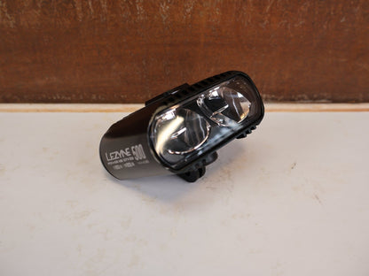 Sonstiges von Lezyne, LEZYNE POWER HIGH BEAM 500 STVZO AKKU FRONTLICHT vor USEDBIKES-OB.DE Hintergrund