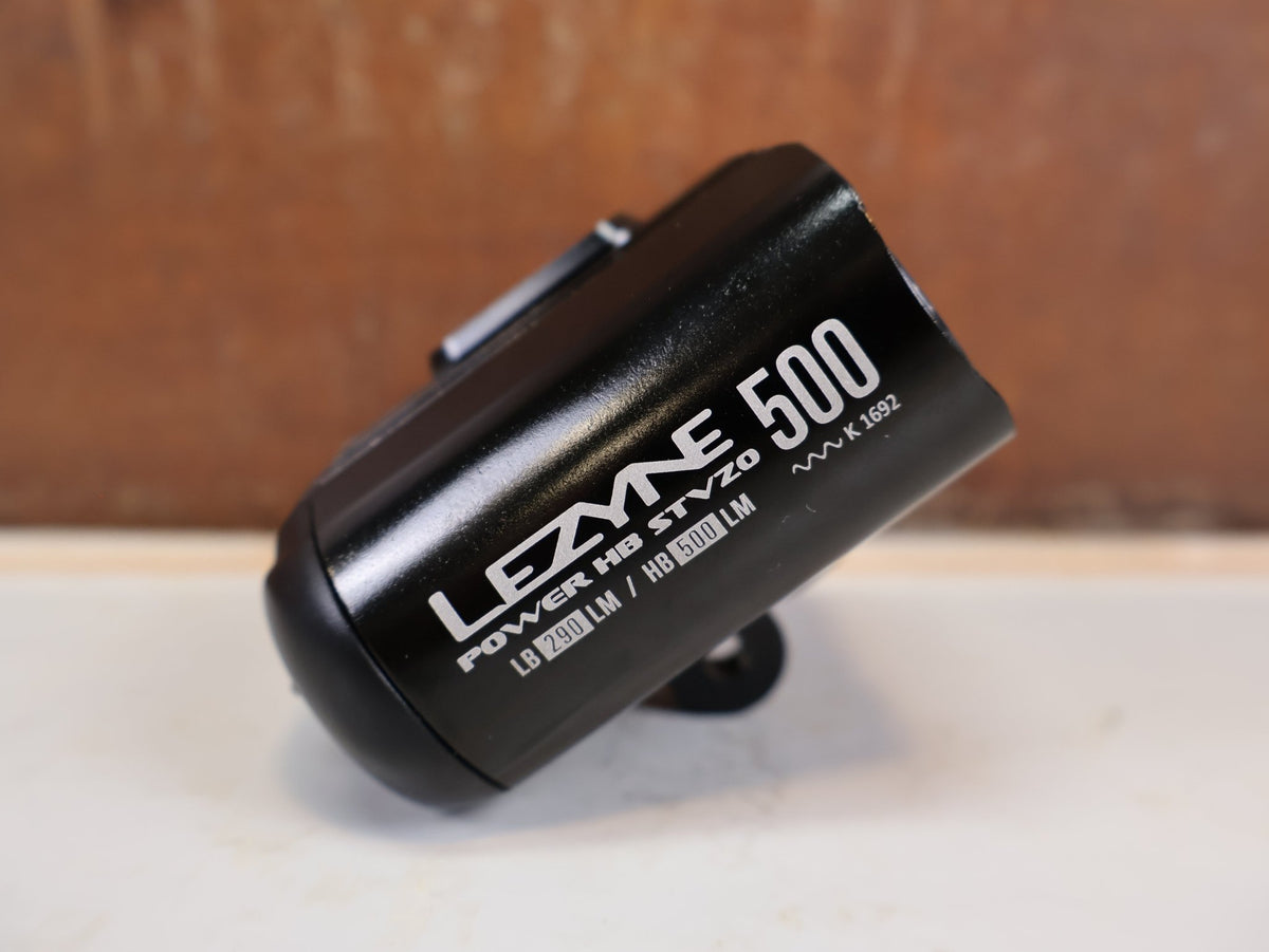 Sonstiges von Lezyne, LEZYNE POWER HIGH BEAM 500 STVZO AKKU FRONTLICHT vor USEDBIKES-OB.DE Hintergrund