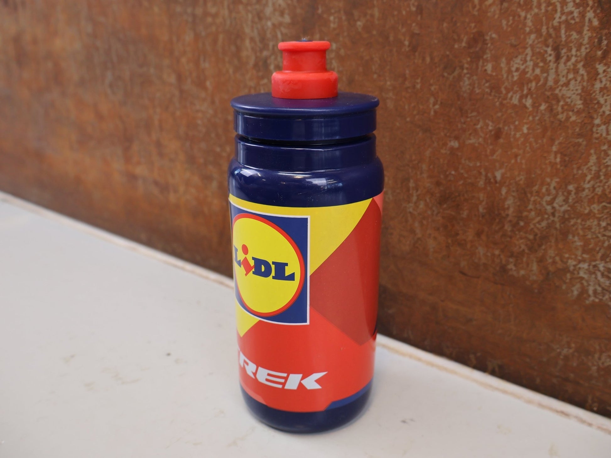 Trinkflaschen und Halter von Trek, LIDL TREK TEAM TRINKFLASCHE FAHRRAD FLASCHE 550ML / HAN 5319135 vor USEDBIKES-OB.DE Hintergrund