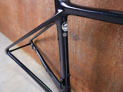 Rennradrahmen von Liv, LIV LANGMA ADVANCED DISC / CARBON RAHMENSET / GRÖSSE S / COMPACT ROAD / 1900 G vor USEDBIKES - OB.DE Hintergrund