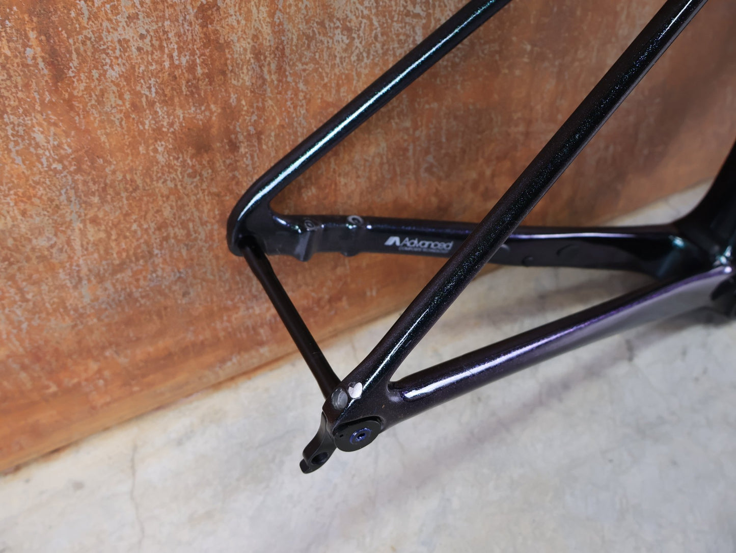 Rennradrahmen von Liv, LIV LANGMA ADVANCED DISC / CARBON RAHMENSET / GRÖSSE S / COMPACT ROAD / 1900 G vor USEDBIKES - OB.DE Hintergrund