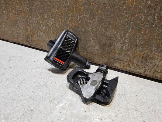 Pedale von Look, LOOK KEO BLADE CARBON TI / RENNRADPEDAL vor USEDBIKES - OB.DE Hintergrund