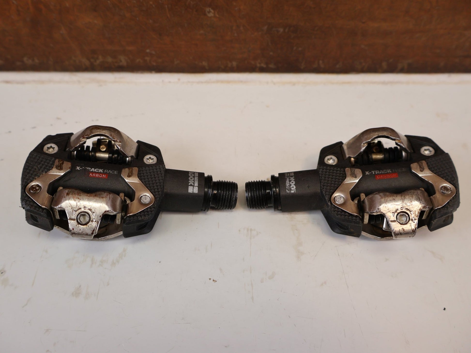 Pedale von Look, LOOK X-TRACK RACE CARBON / MOUNTAINBIKE PEDALE vor USEDBIKES-OB.DE Hintergrund