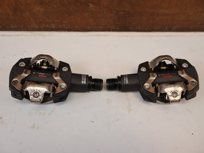 Pedale von Look, LOOK X-TRACK RACE CARBON / MOUNTAINBIKE PEDALE vor USEDBIKES-OB.DE Hintergrund