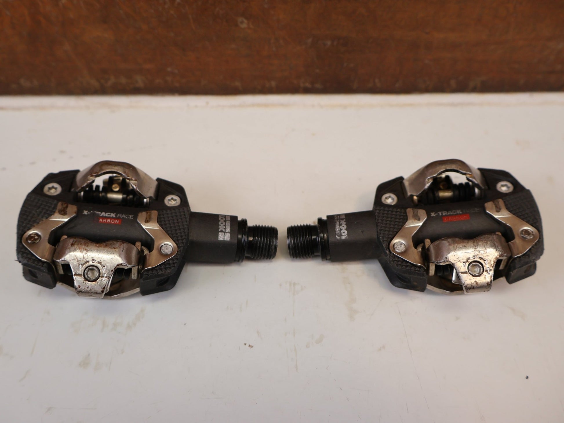Pedale von Look, LOOK X-TRACK RACE CARBON / MOUNTAINBIKE PEDALE vor USEDBIKES-OB.DE Hintergrund