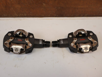 Pedale von Look, LOOK X-TRACK RACE CARBON / MOUNTAINBIKE PEDALE vor USEDBIKES-OB.DE Hintergrund