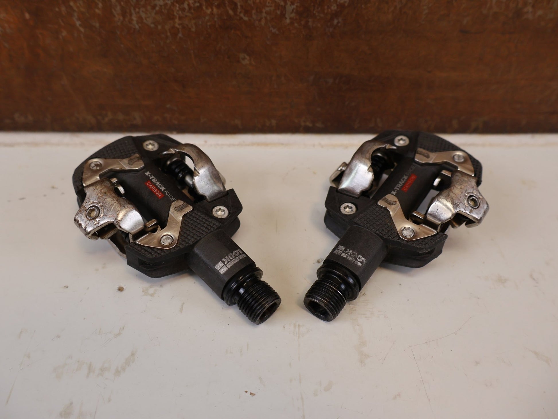 Pedale von Look, LOOK X-TRACK RACE CARBON / MOUNTAINBIKE PEDALE vor USEDBIKES-OB.DE Hintergrund
