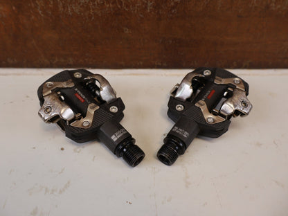 Pedale von Look, LOOK X-TRACK RACE CARBON / MOUNTAINBIKE PEDALE vor USEDBIKES-OB.DE Hintergrund