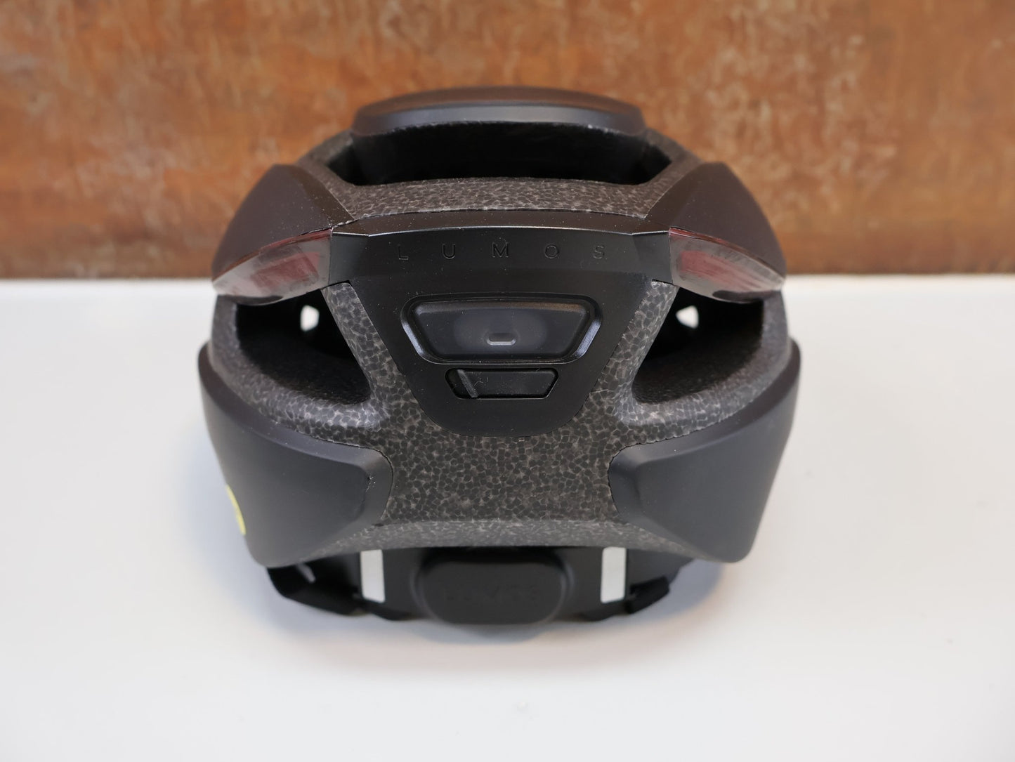 Helme von lumos, LUMOS ULTRA MIPS SMART - HELM / GR. M - L (54 - 61CM) / LED - BLINKER / IPX6 / SCHWARZ vor USEDBIKES - OB.DE Hintergrund