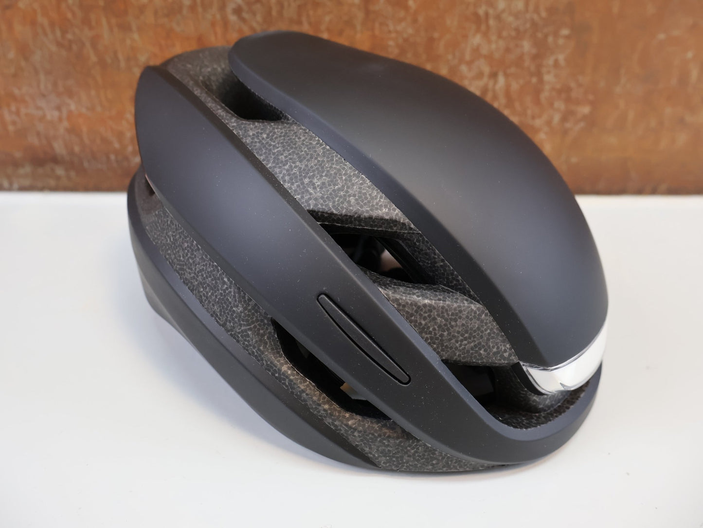 Helme von lumos, LUMOS ULTRA MIPS SMART - HELM / GR. M - L (54 - 61CM) / LED - BLINKER / IPX6 / SCHWARZ vor USEDBIKES - OB.DE Hintergrund